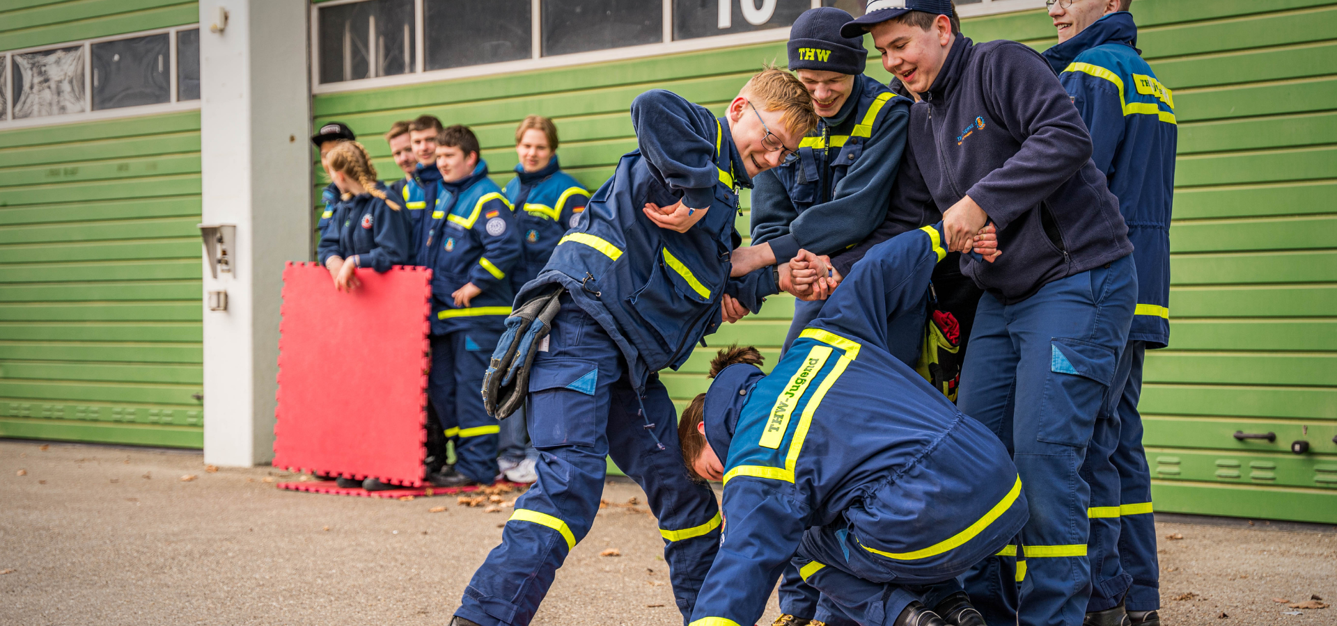 Eine Gruppe von Jugendlichen der THW-Jugend spielt ein kooperatives Spiel.